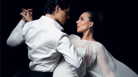 Беременная Лерчек под арестом устроила романтичную фотосессию с женихом.