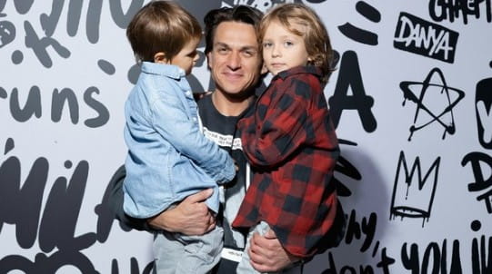 Домашний персонал нашёл певца в неожиданной позе после гулянки