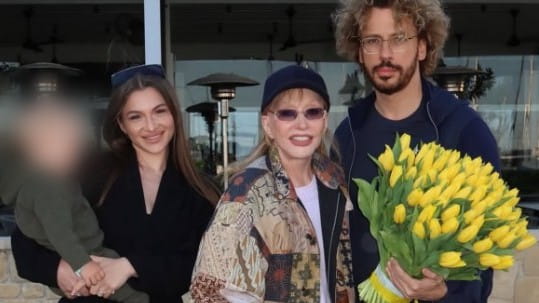 Алла Пугачёва появилась на публике с тростью и растрогала поклонников