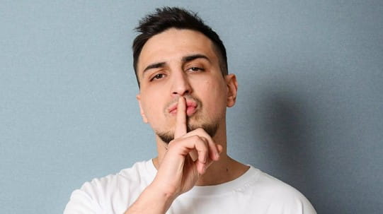 Асланов выходит за рамки — ведущие требуют изменить поведение